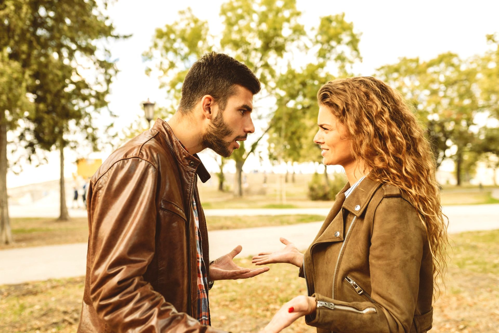 Um homem e uma mulher estão discutindo em um parque.