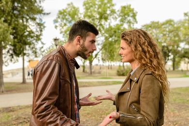 Um homem e uma mulher estão discutindo em um parque.