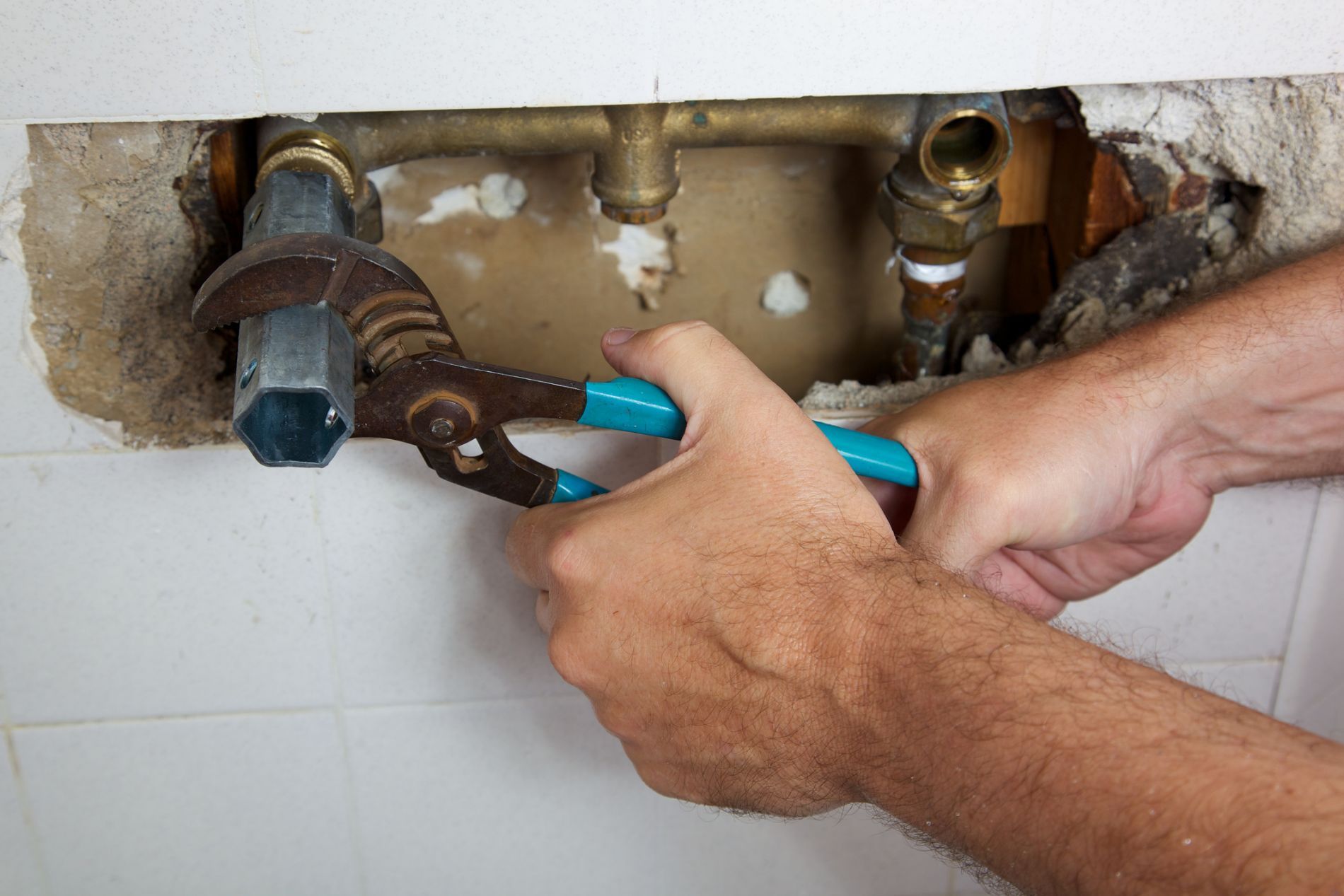 idraulico che ripara una tubatura