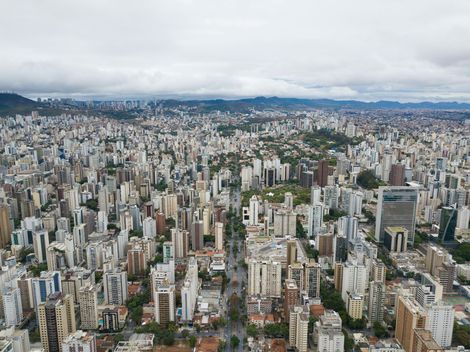 Vista aérea de Belo Horizonte, Minas Gerais, com vários prédios