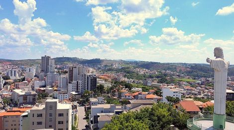 Vista aérea de Conselheiro Lafaiete, Minas Gerais, com uma igreja ao fundo