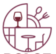 Un logo circolare di colore rosso scuro raffigurante un bicchiere da vino, un piatto, una forchetta, un tavolo da pranzo e una sedia su sfondo bianco.