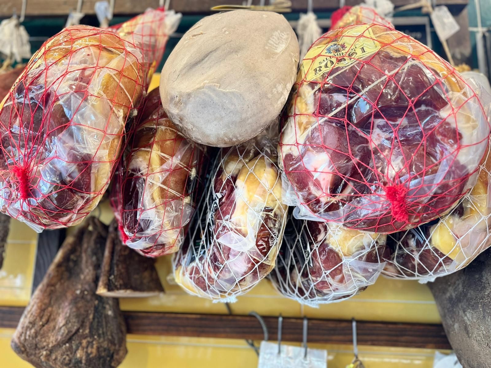 Persona che mangia un piatto di pasta con sugo rosso in un ristorante.