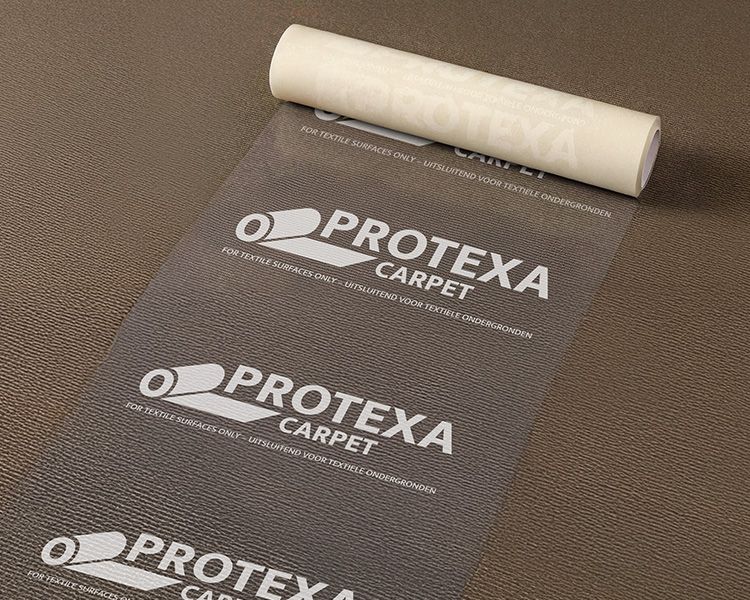 Rol transparante tapijtbeschermer met het opschrift 