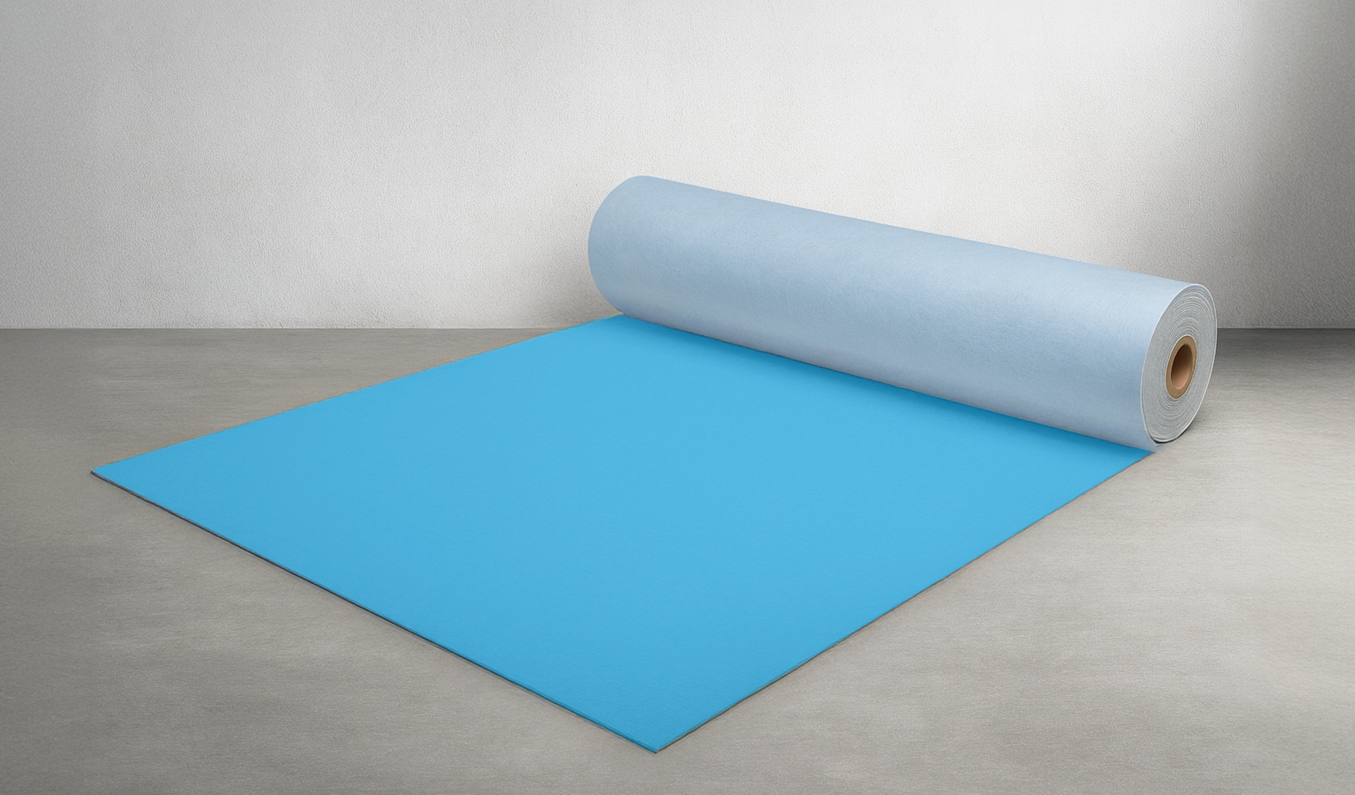 Een rol blauw materiaal, uitgerold op een betonnen ondergrond tegen een lichtgrijze muur.