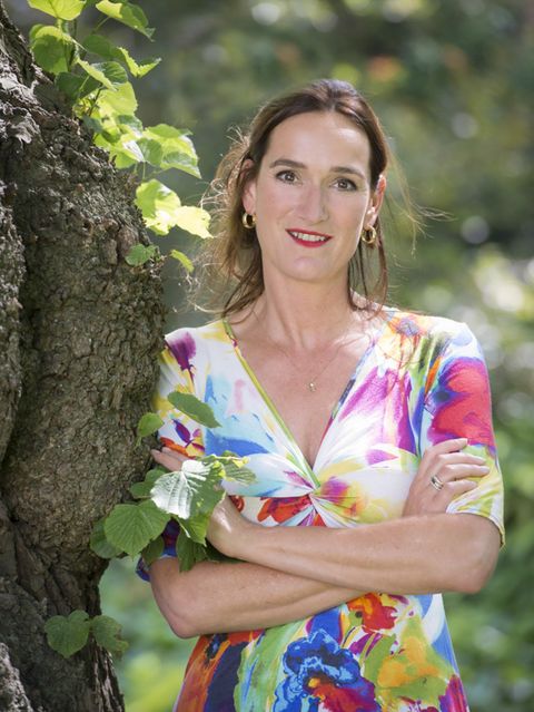 Portretfoto van Dorine Holman in gekleurde zomerse jurk.