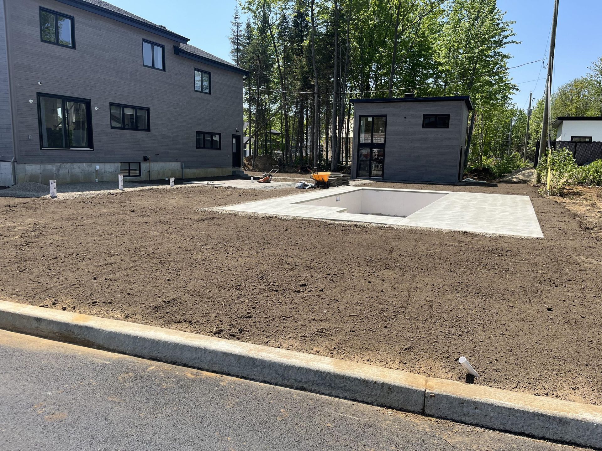 Une maison est en construction au milieu d'un champ de terre.
