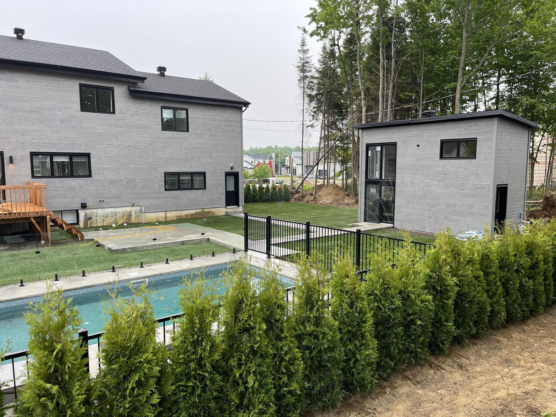 Il y a une piscine dans l'arrière-cour d'une maison.