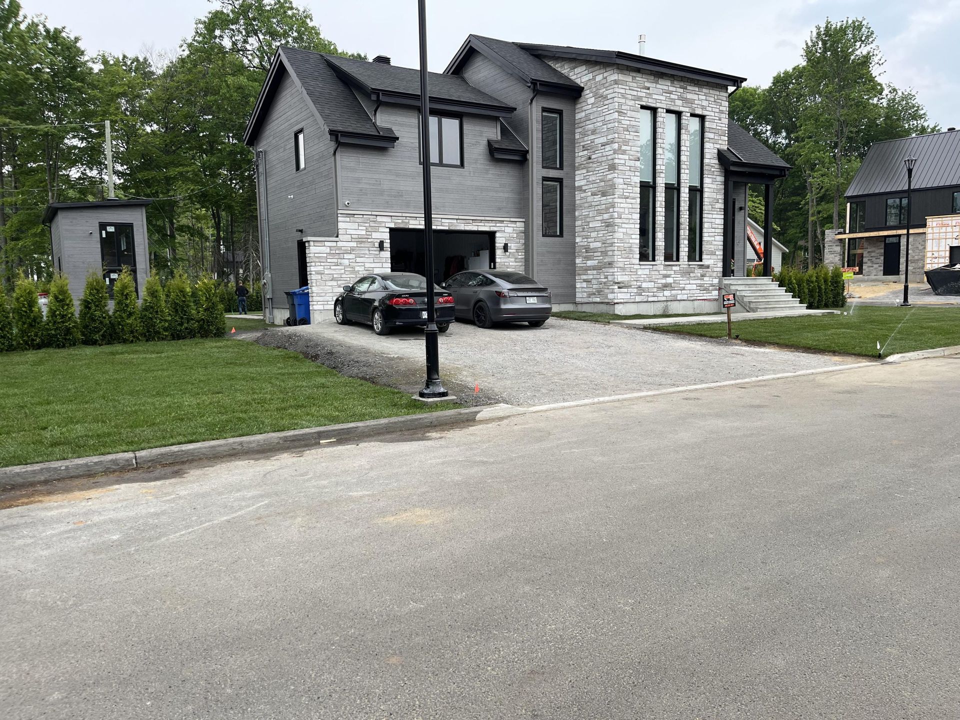 Une grande maison avec une voiture garée devant.