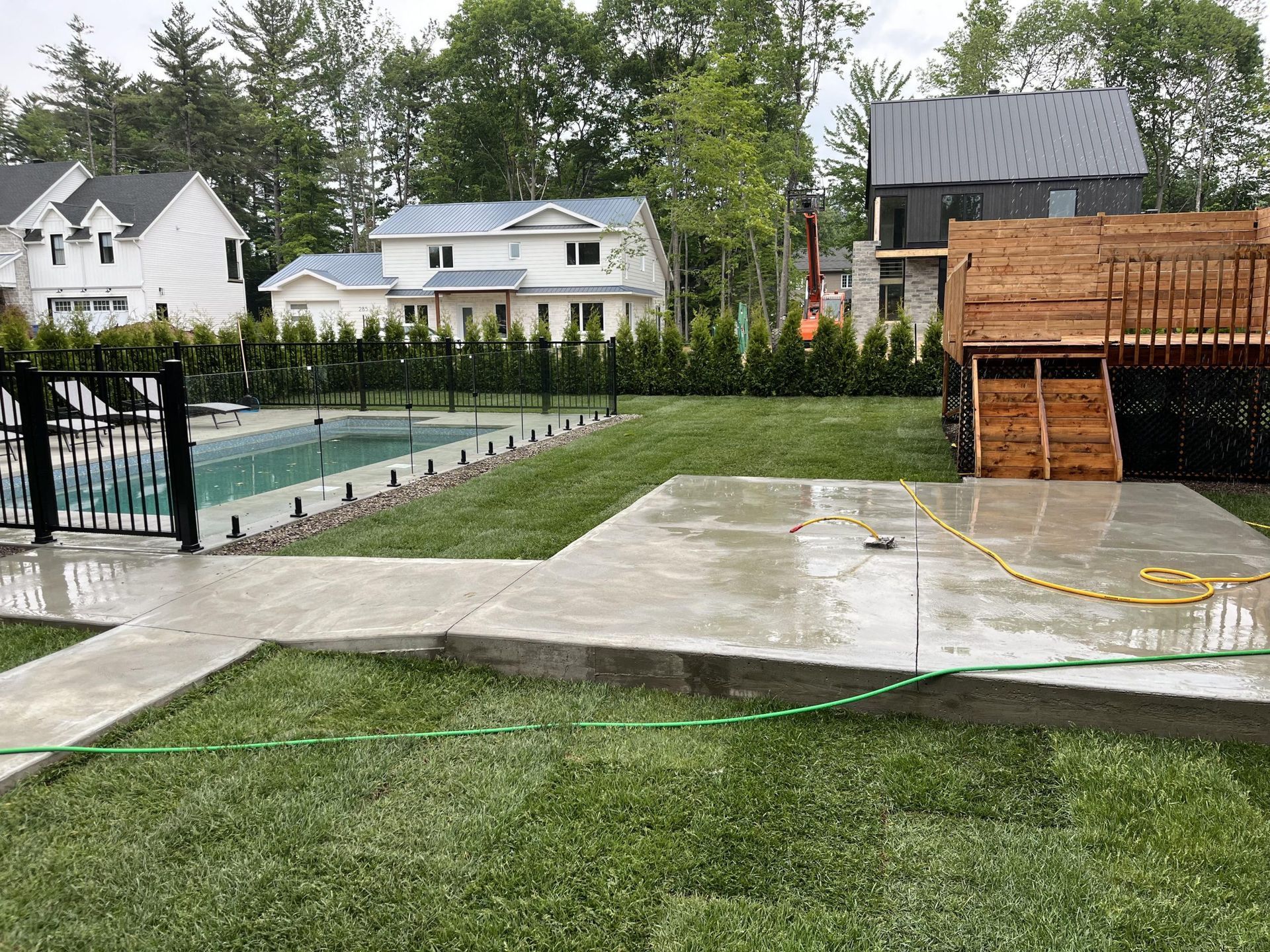 Une cour arrière avec une piscine et une terrasse en bois.
