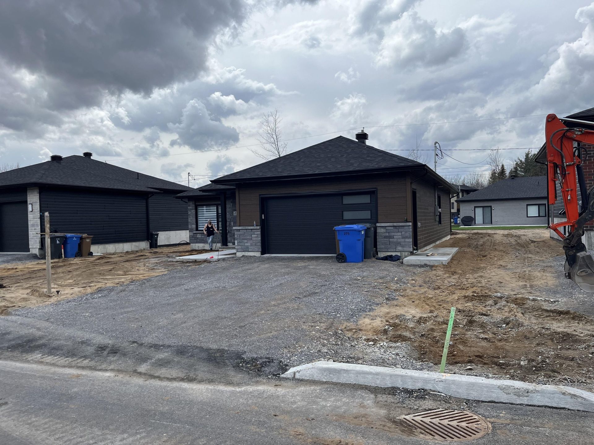 Une rangée de maisons est en construction dans un quartier résidentiel.