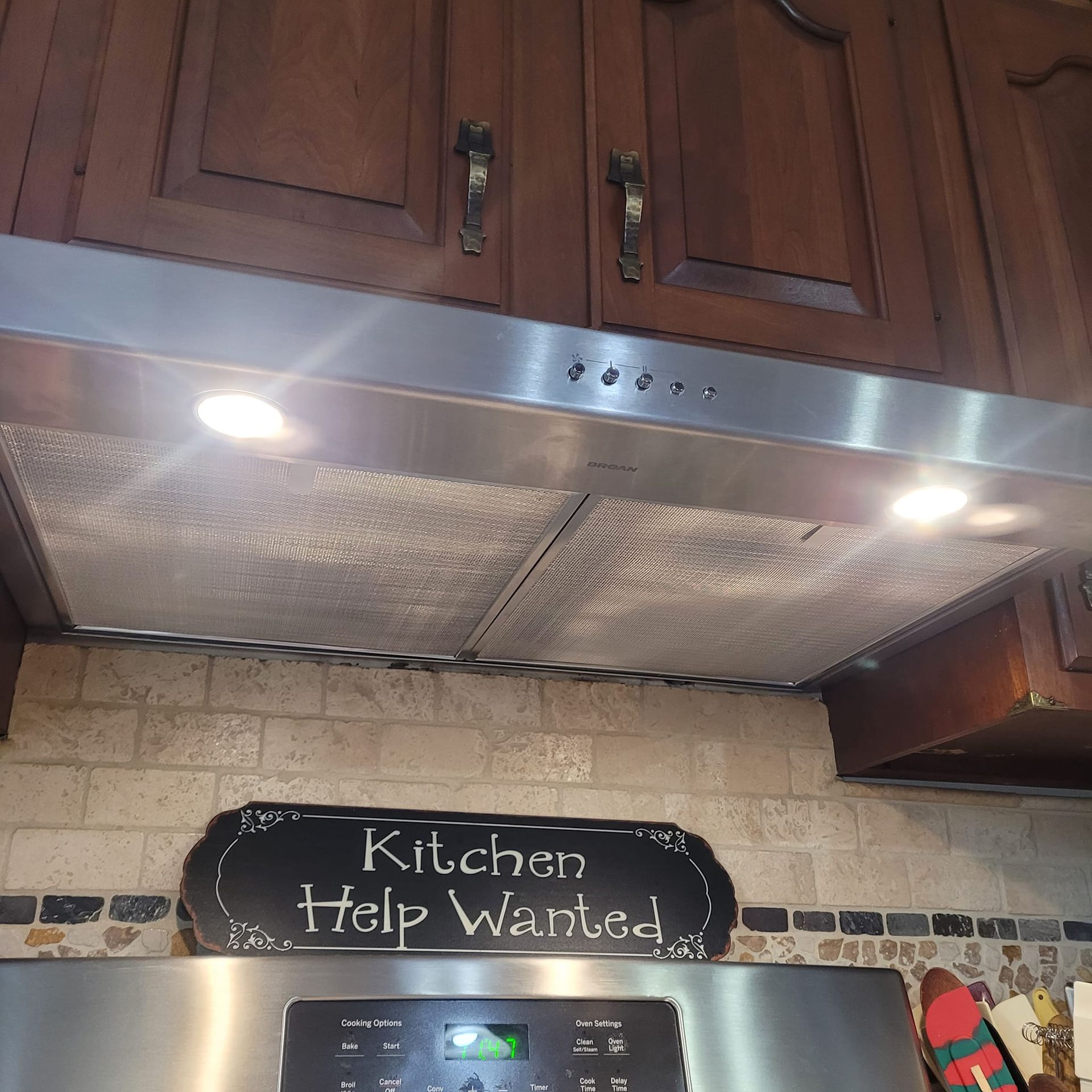 Kitchen range hood with lights and