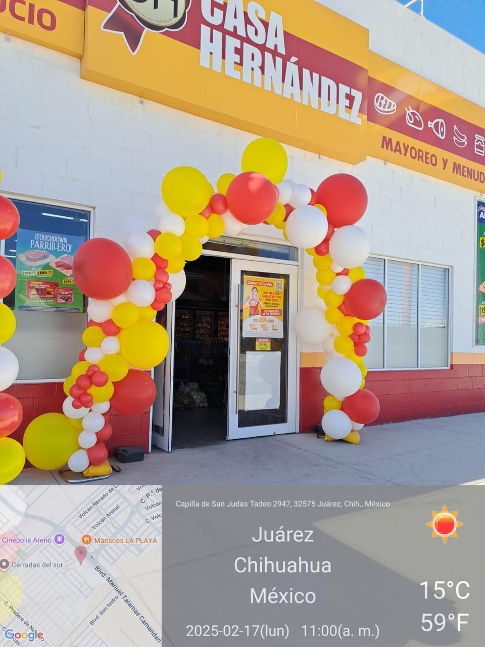 Entrada a Casa Hernández en Juárez, México, decorada con globos rojos, amarillos y blancos.