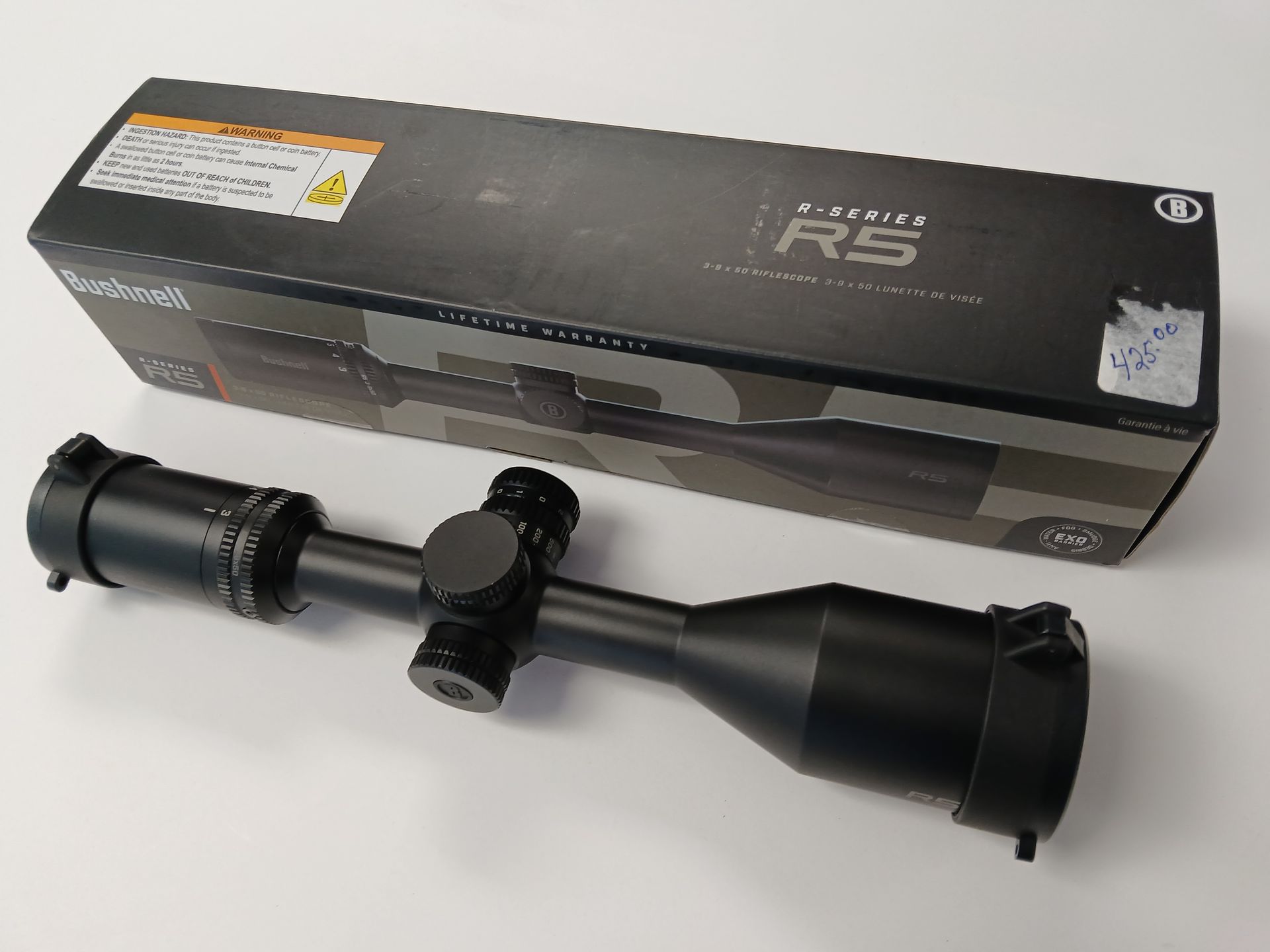 Arc recourbé camouflage, étui et chapeau sur une surface de couleur claire.