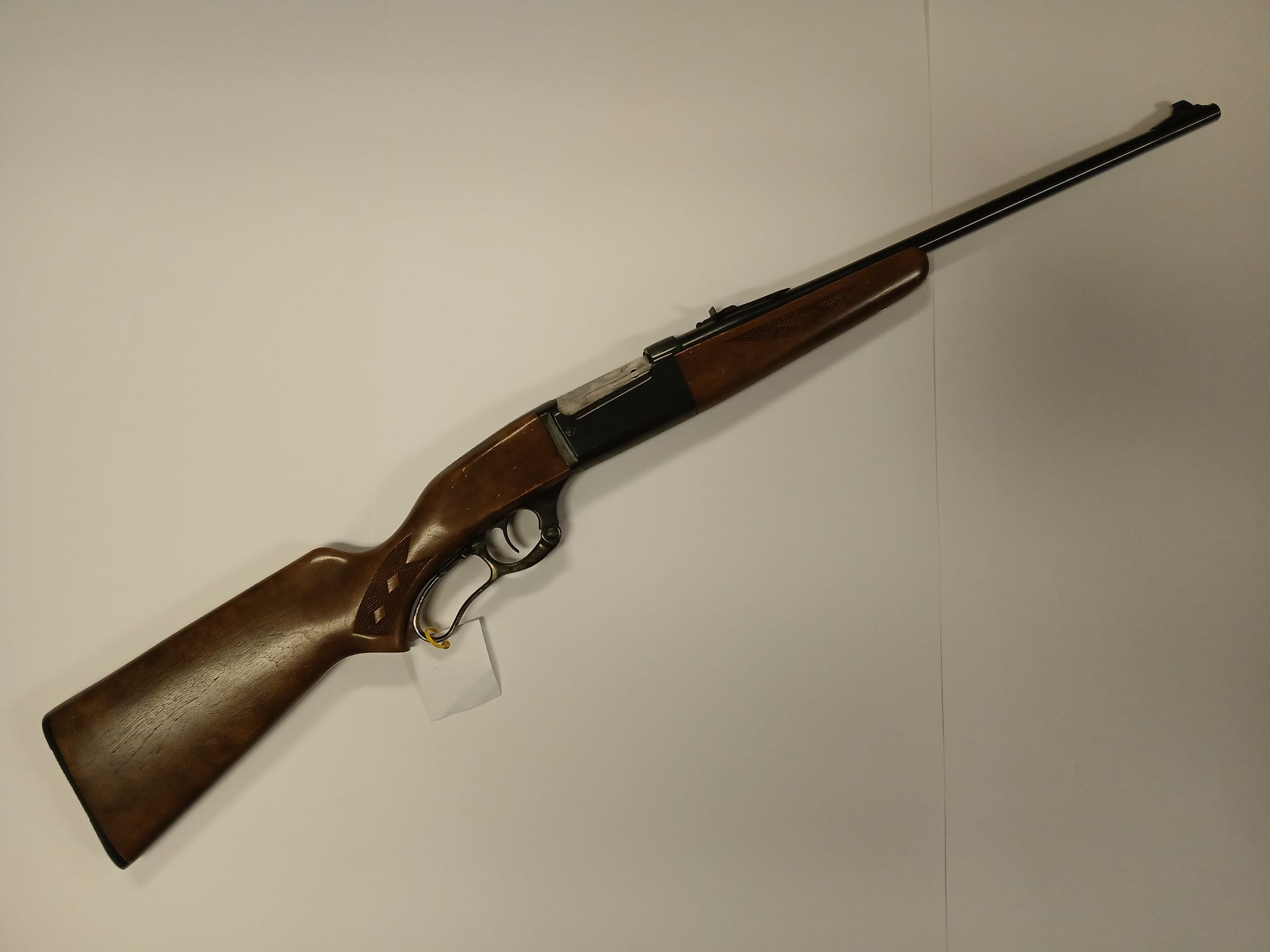 Carabine à levier avec crosse et canon en bois brun.