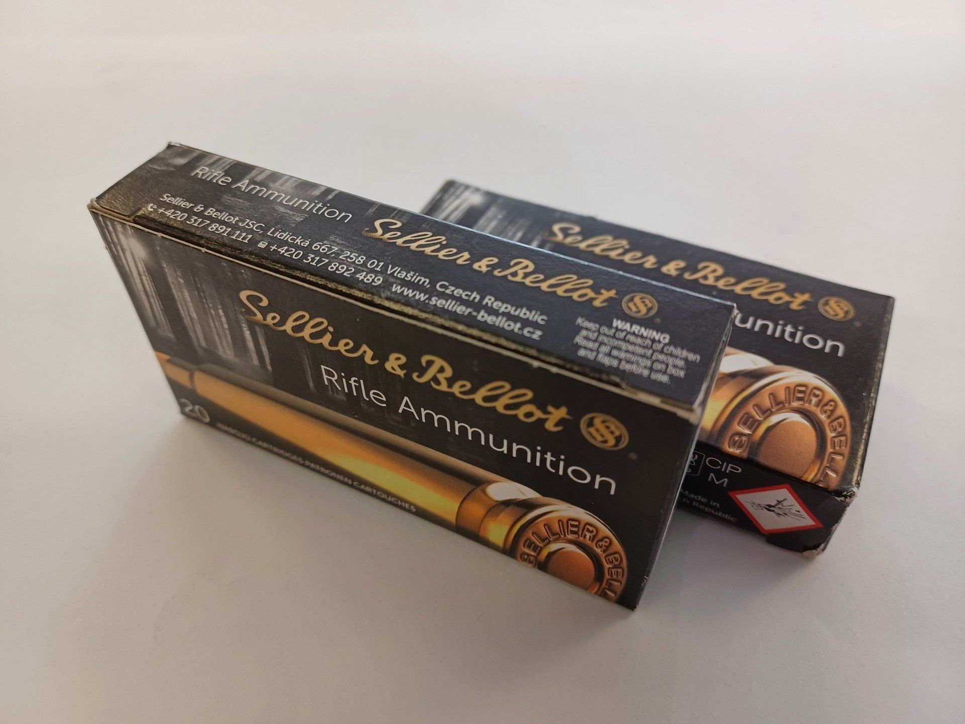 Deux boîtes de munitions de carabine Sellier & Bellot, emballage noir et or, sur une surface blanche.