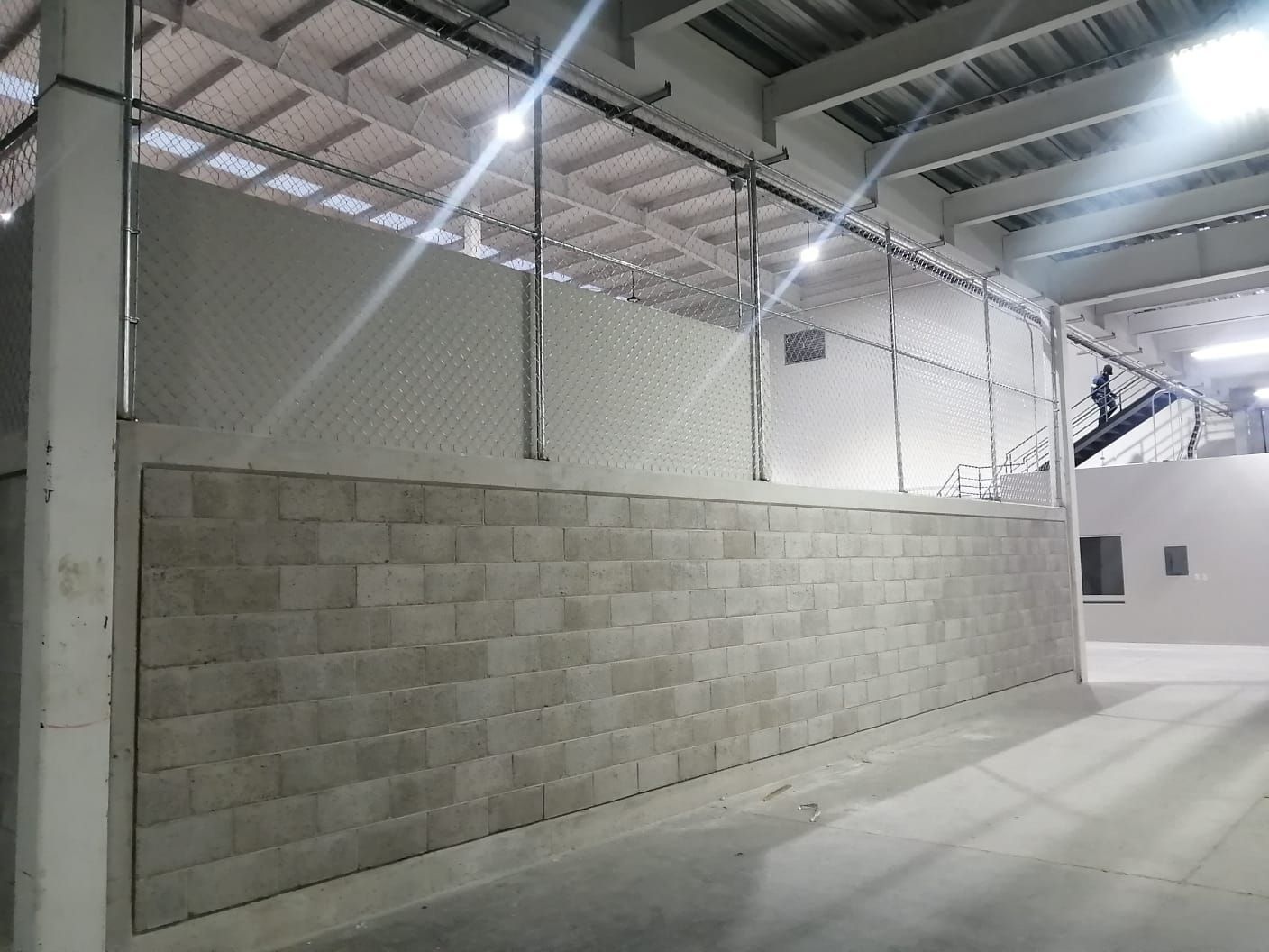 Un gran almacén con una pared de ladrillos y escaleras.