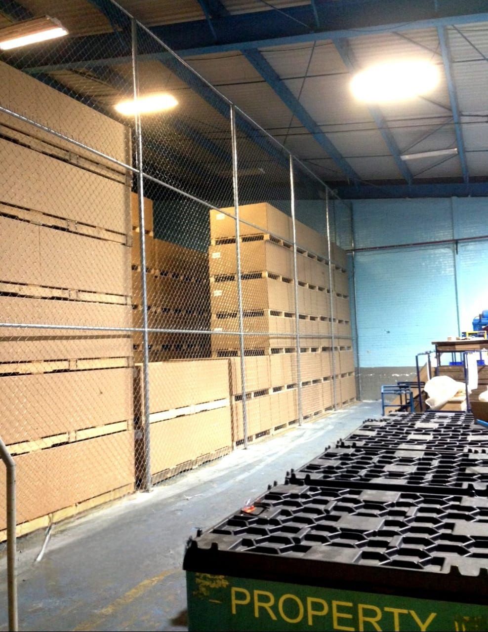 Un almacén con muchas cajas y un cartel que dice propiedad.