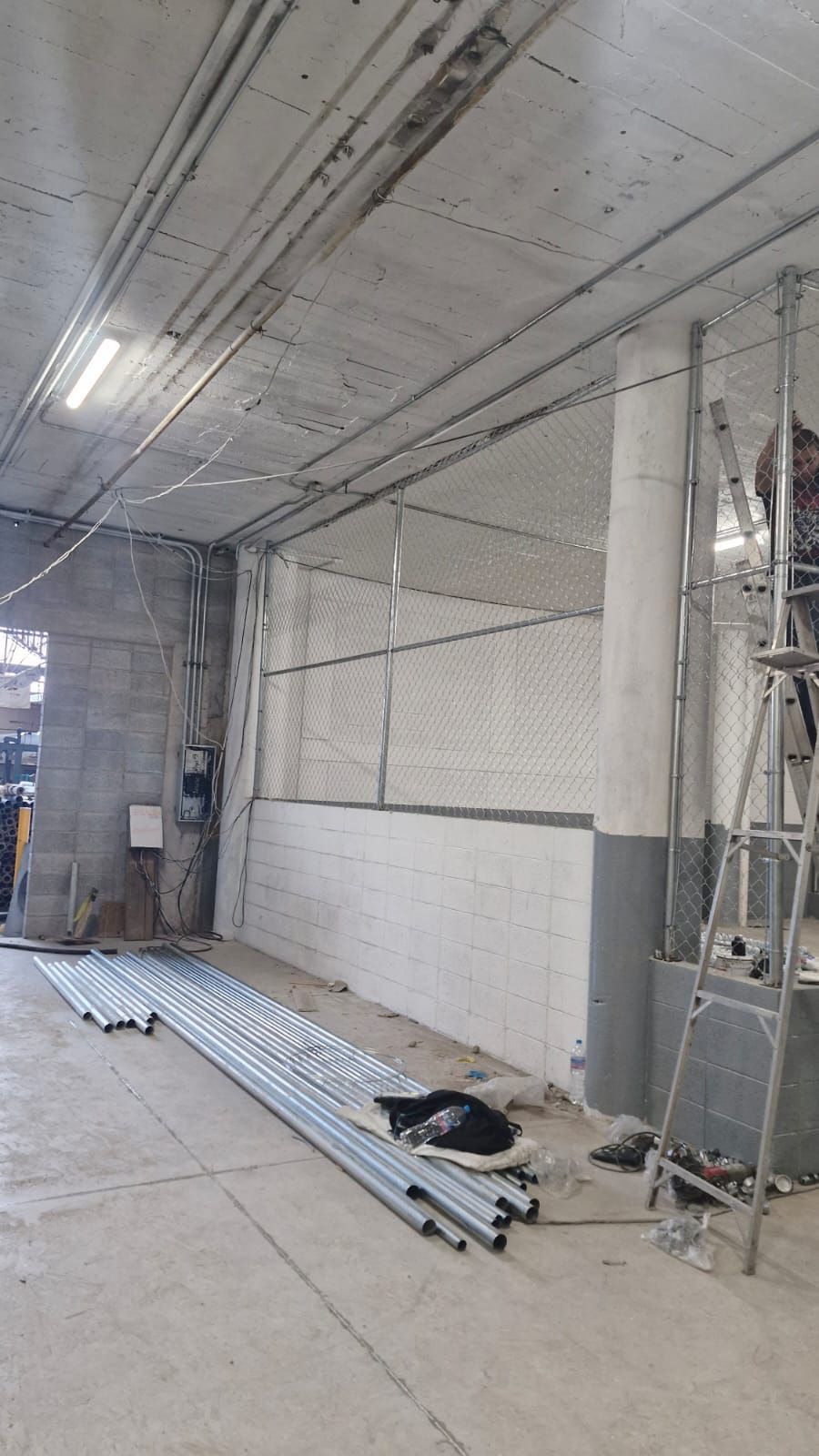 Hay una escalera en el medio de la habitación.