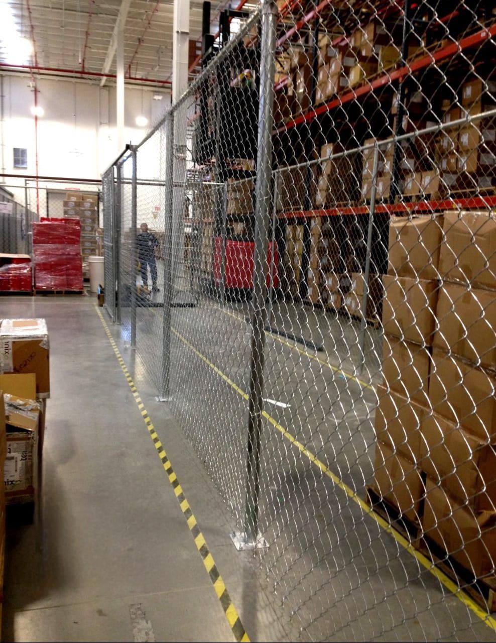 Un almacén rodeado por una valla de alambre.