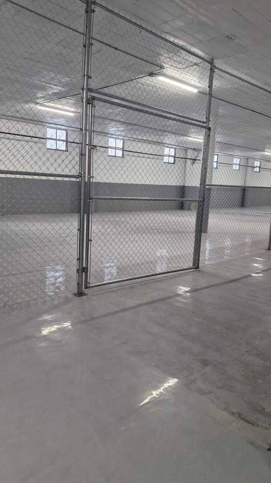 Hay una valla de alambre en el medio de la habitación.