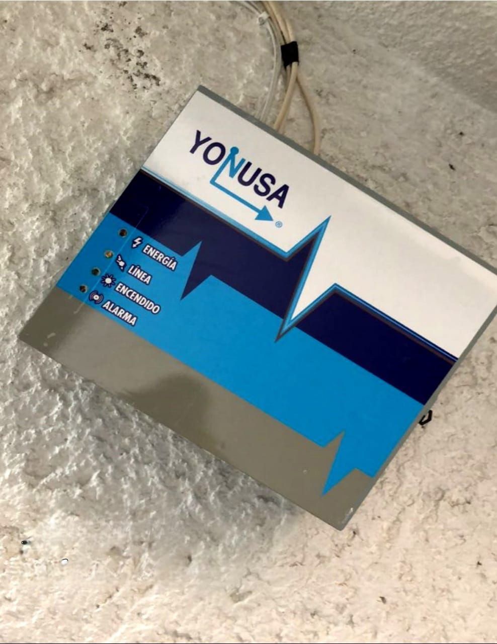 Una tarjeta de Yonusa está sobre una superficie blanca.
