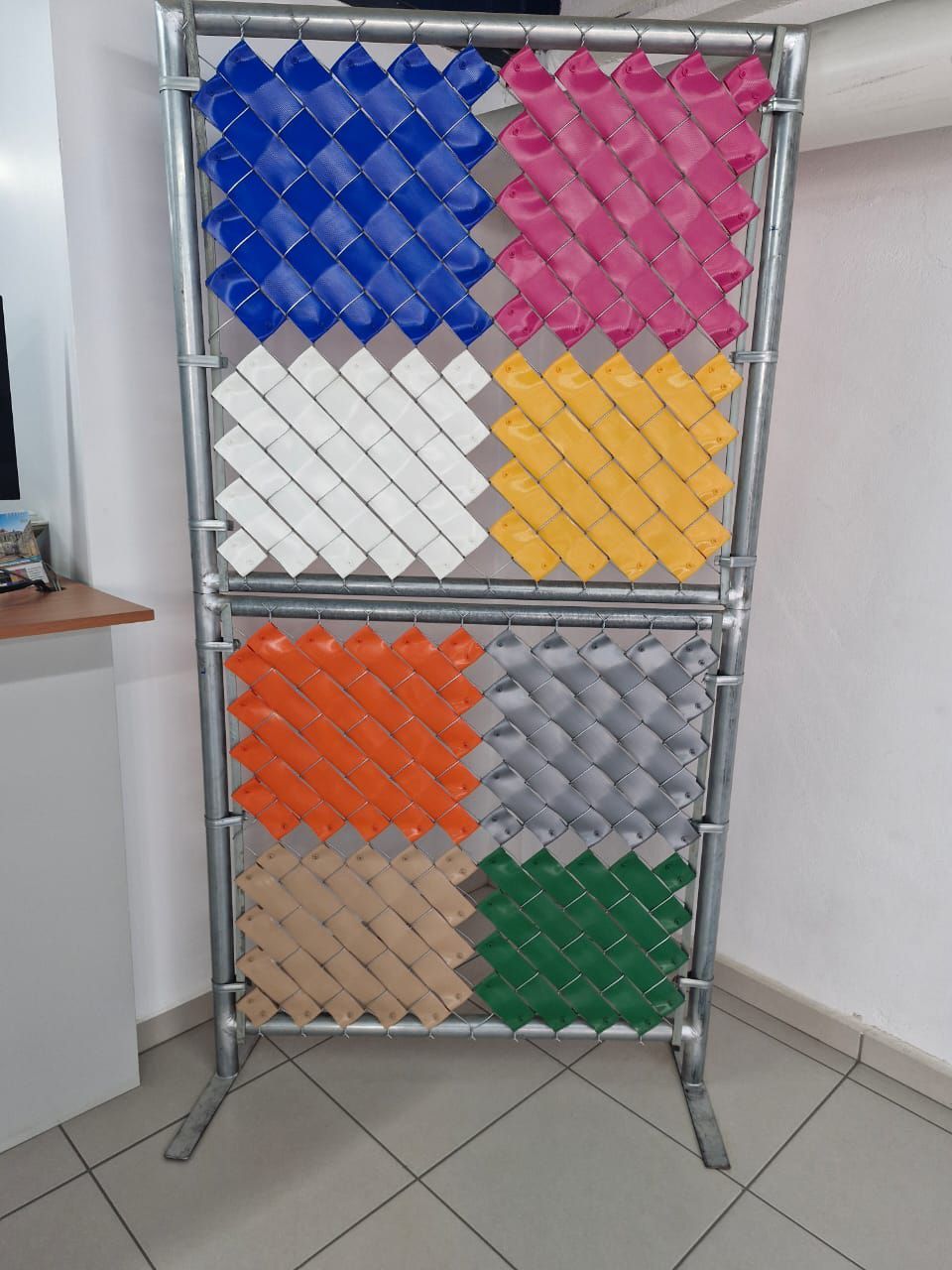 Una exhibición de diferentes colores de cercas de alambre de cadena.