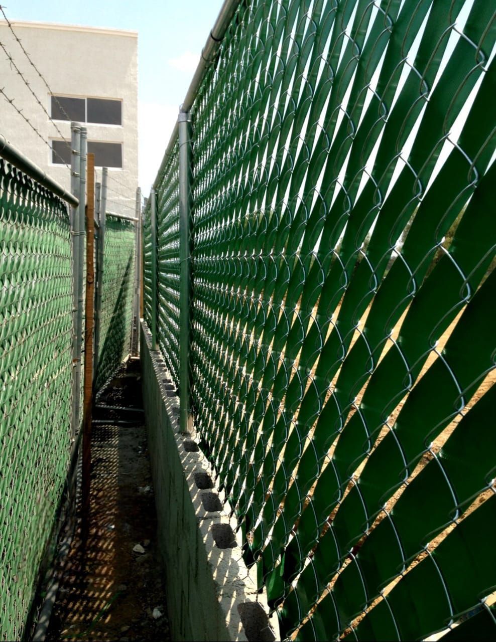 Una valla de alambre con listones verdes