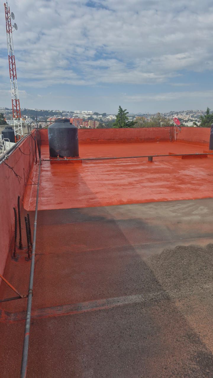 Un techo rojo con muchas antenas.