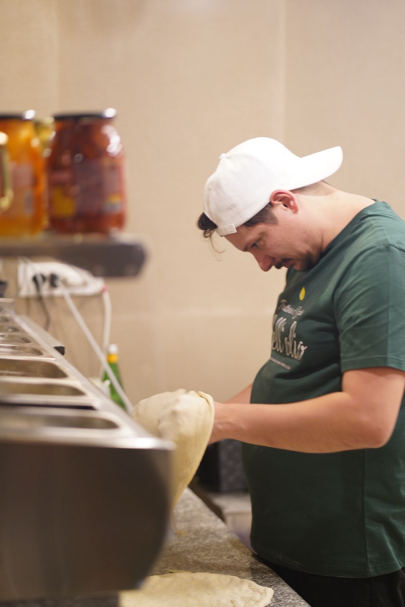 Pizza nel forno a legna. La pizza è dorata con formaggio fuso; il forno è caldo e arancione.