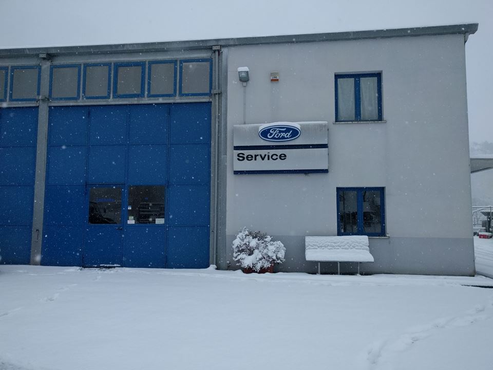officina meccanica circondata da neve