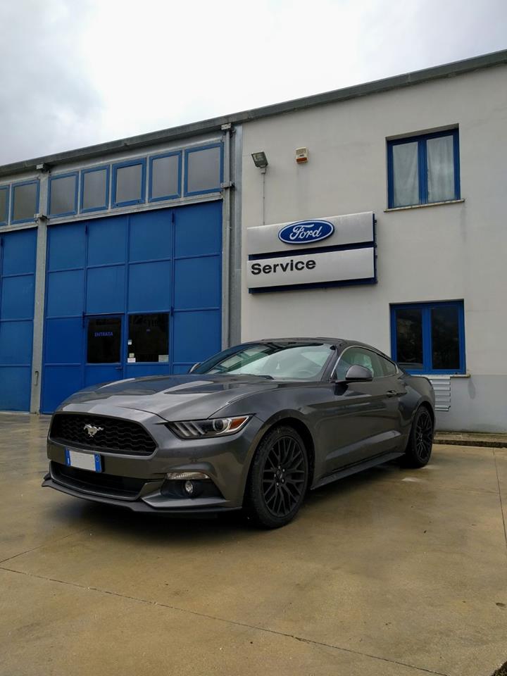 auto di lusso presso officina meccanica