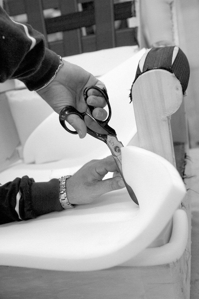 taglio di un pezzo di stoffa