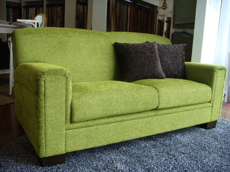 divano due posti in stoffa di colore verde