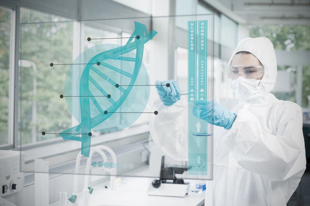 Un científico con equipo de protección de laboratorio examina un modelo holográfico de ADN en una interfaz digital en un laboratorio moderno y luminoso.