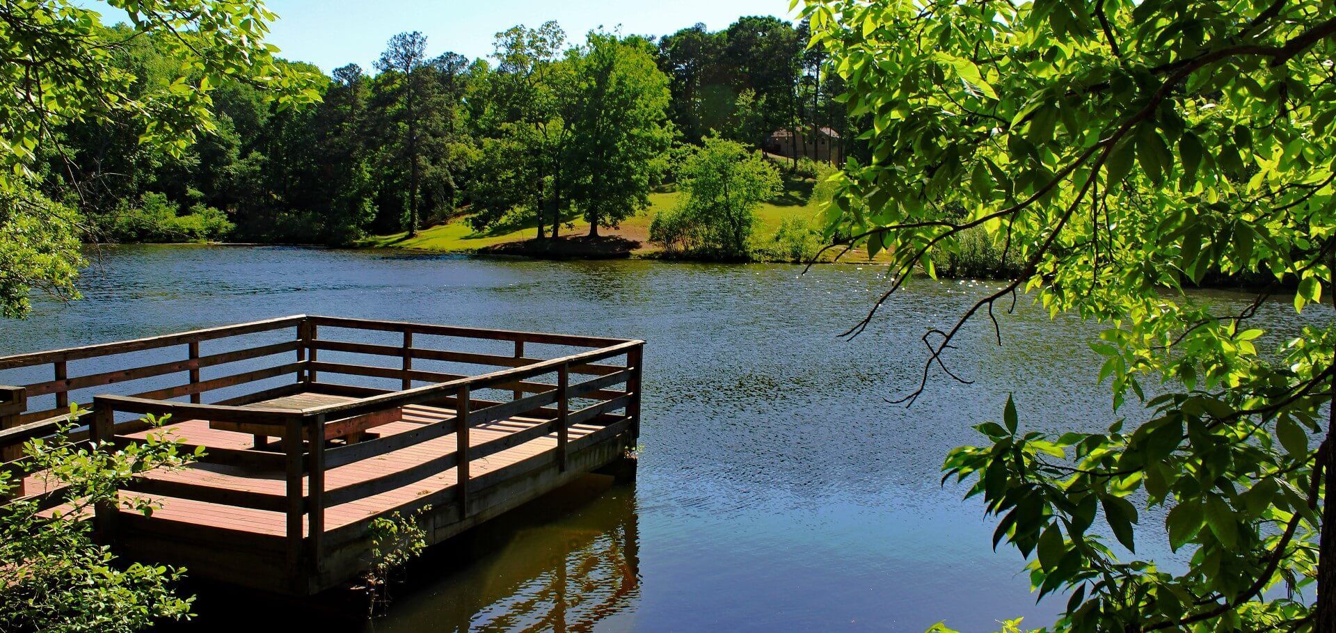 Floating boat dock in the middle of the waters that rise and falls along with the tide