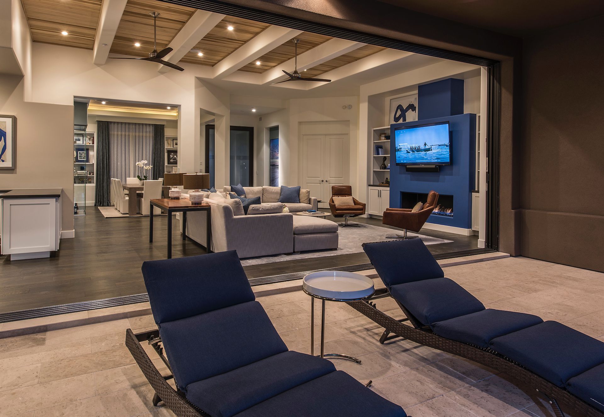 A living room with a flat screen tv on the wall.