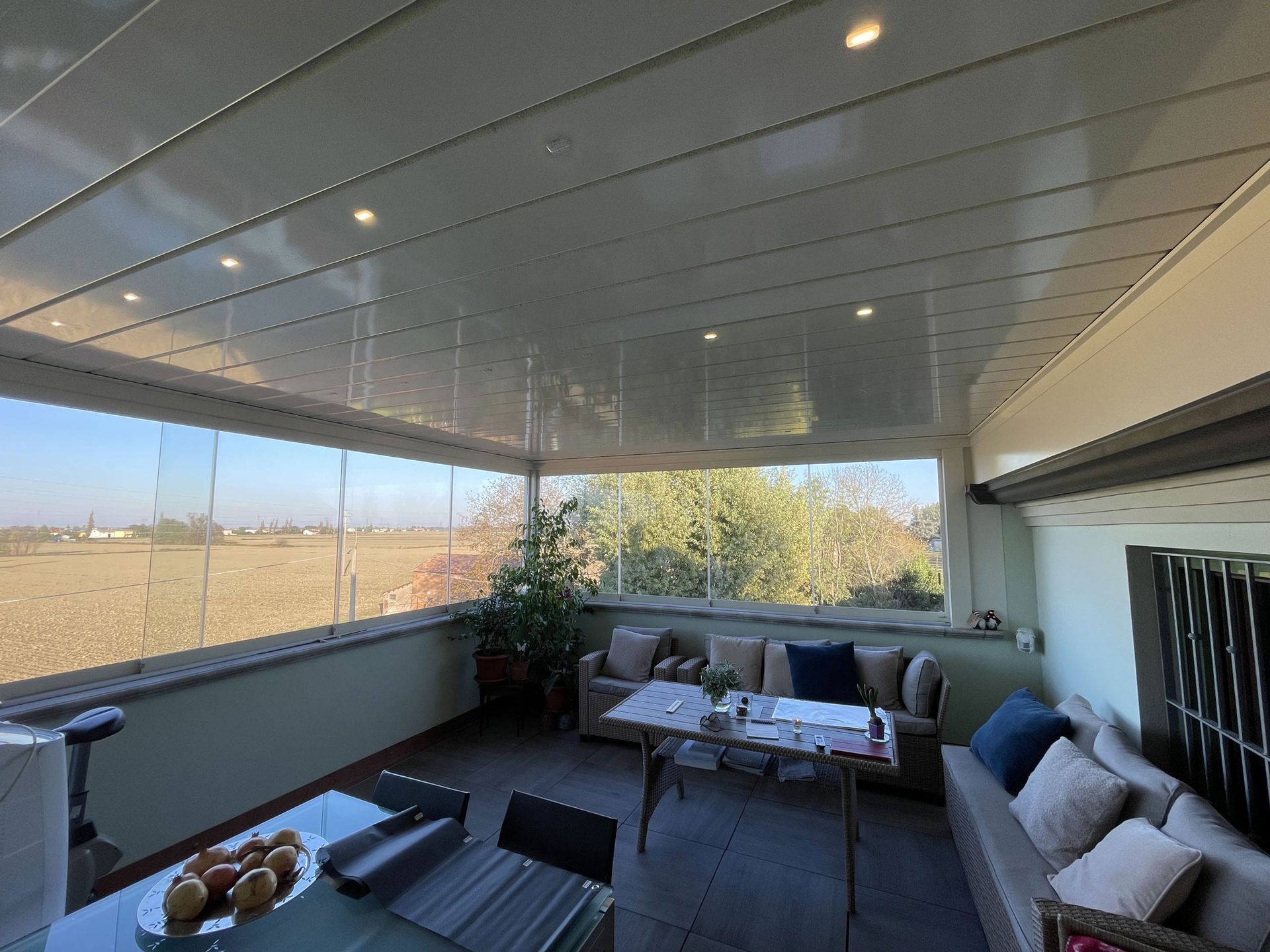 interno pergola bioclimatica con LED a Bologna