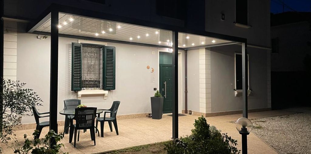pergotenda installata in un giardino