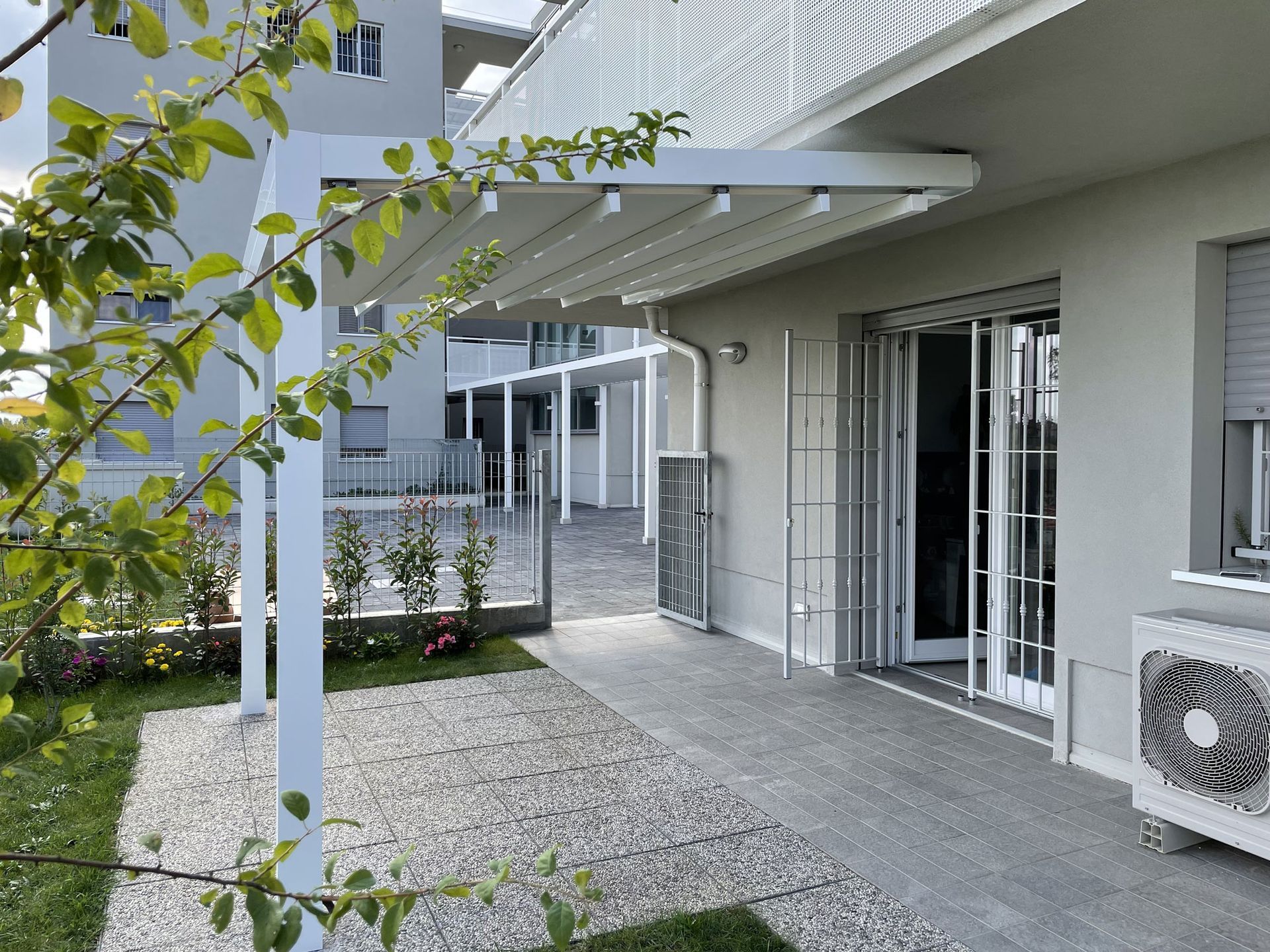 pergotenda a Bologna con struttura bianca