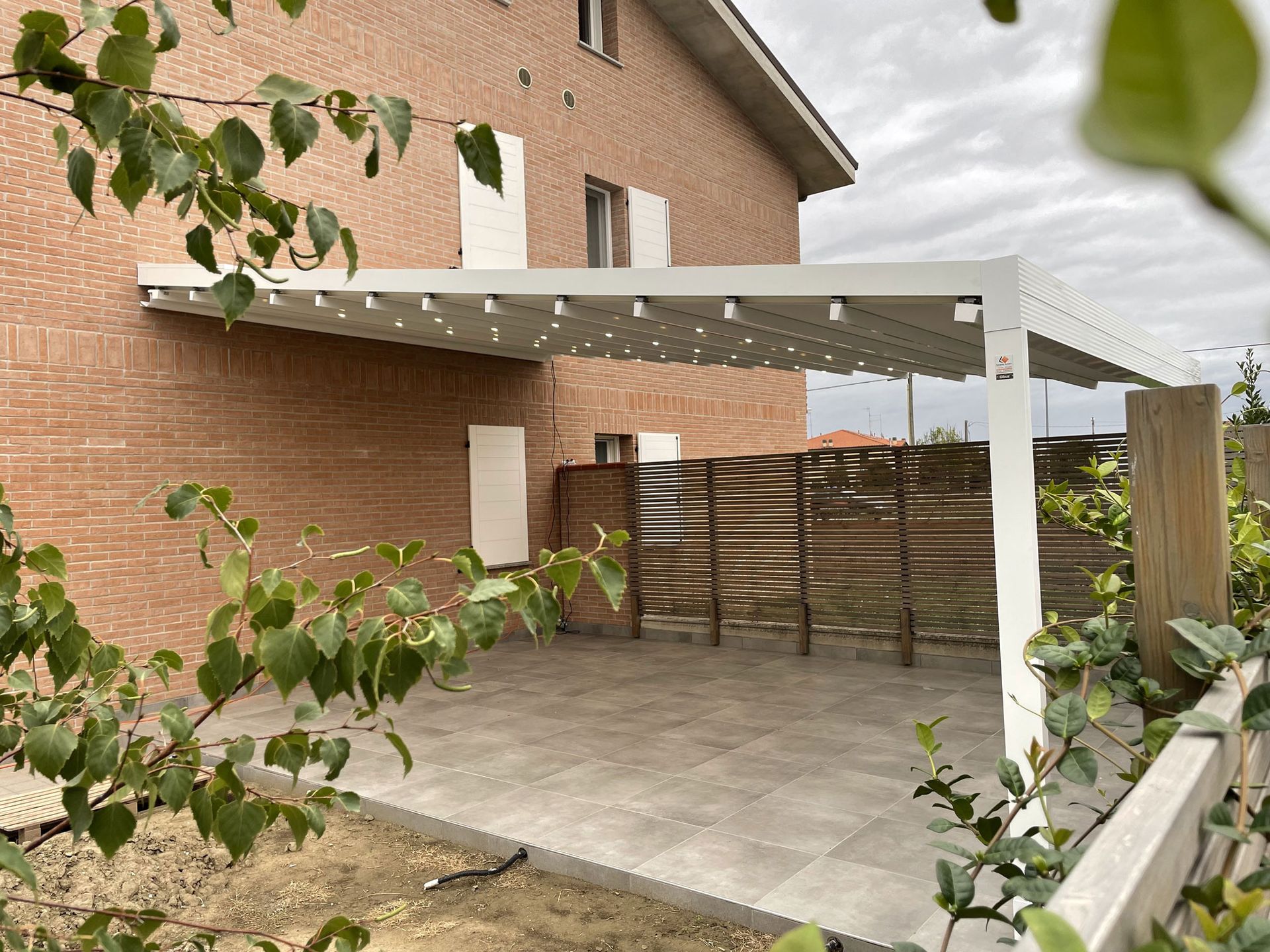 pergotenda installata in una villetta a schiera a Bologna