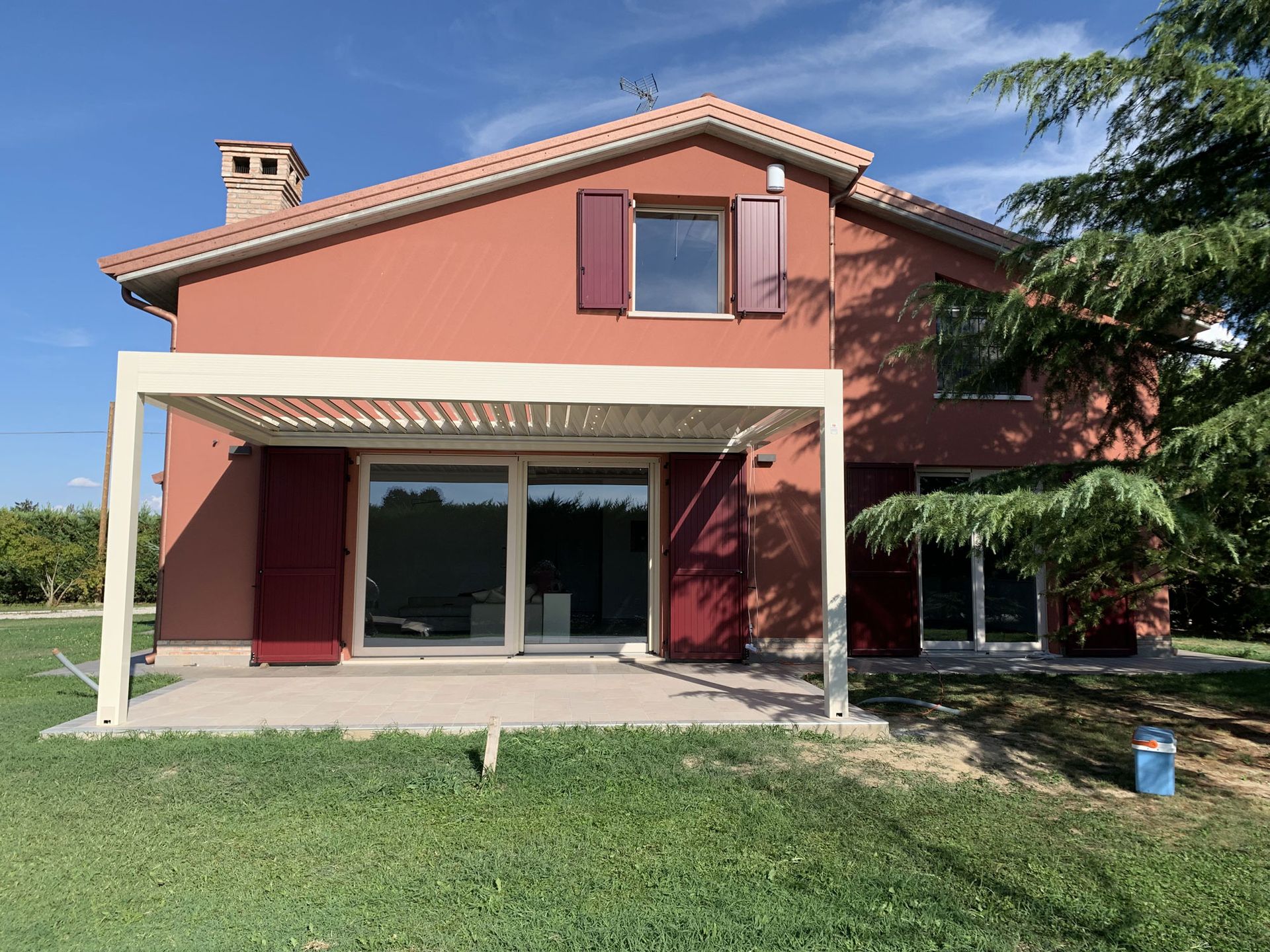 pergola bioclimatica addossata a Bologna