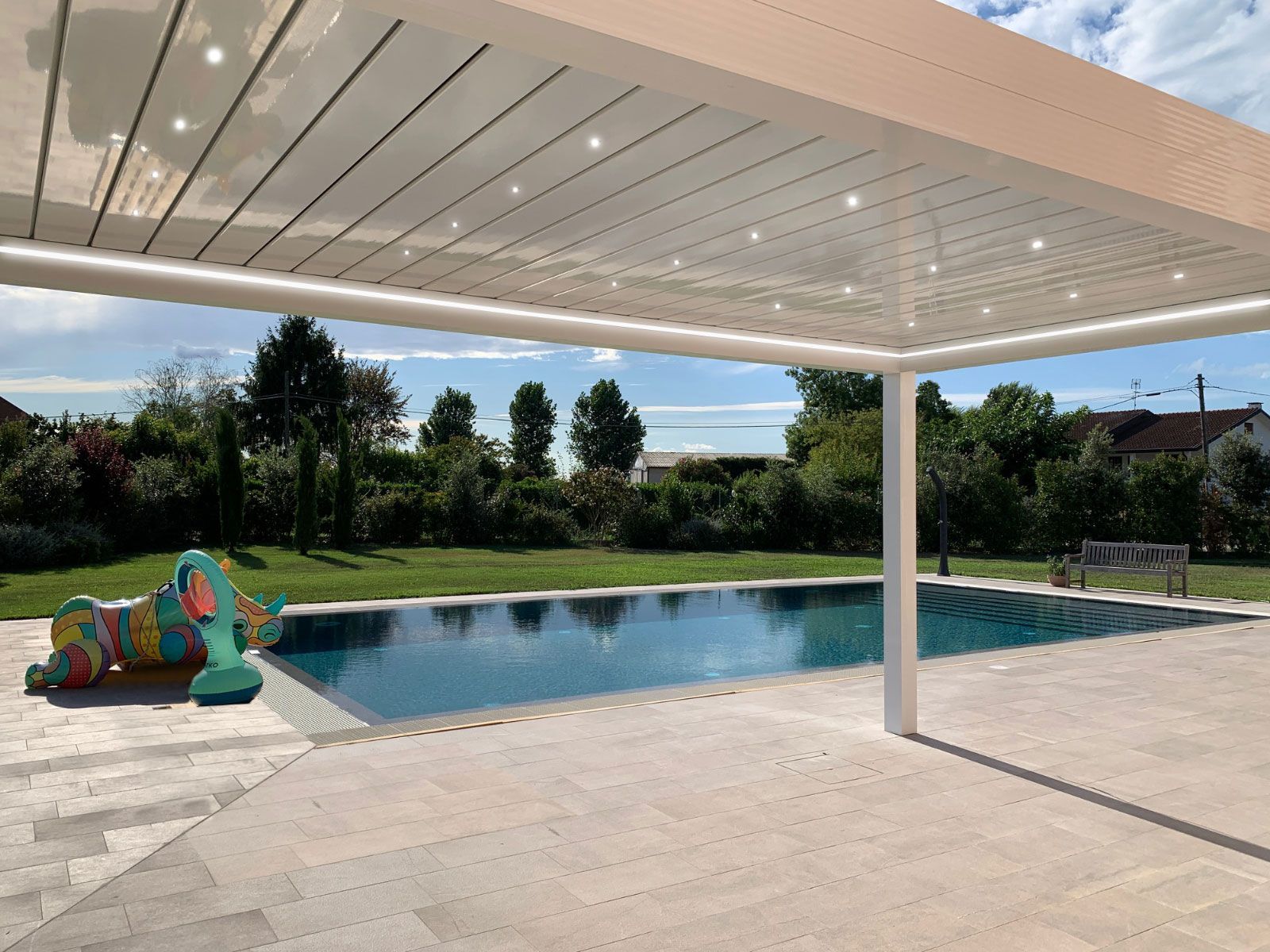 pergola bioclimatica a Bologna con LED