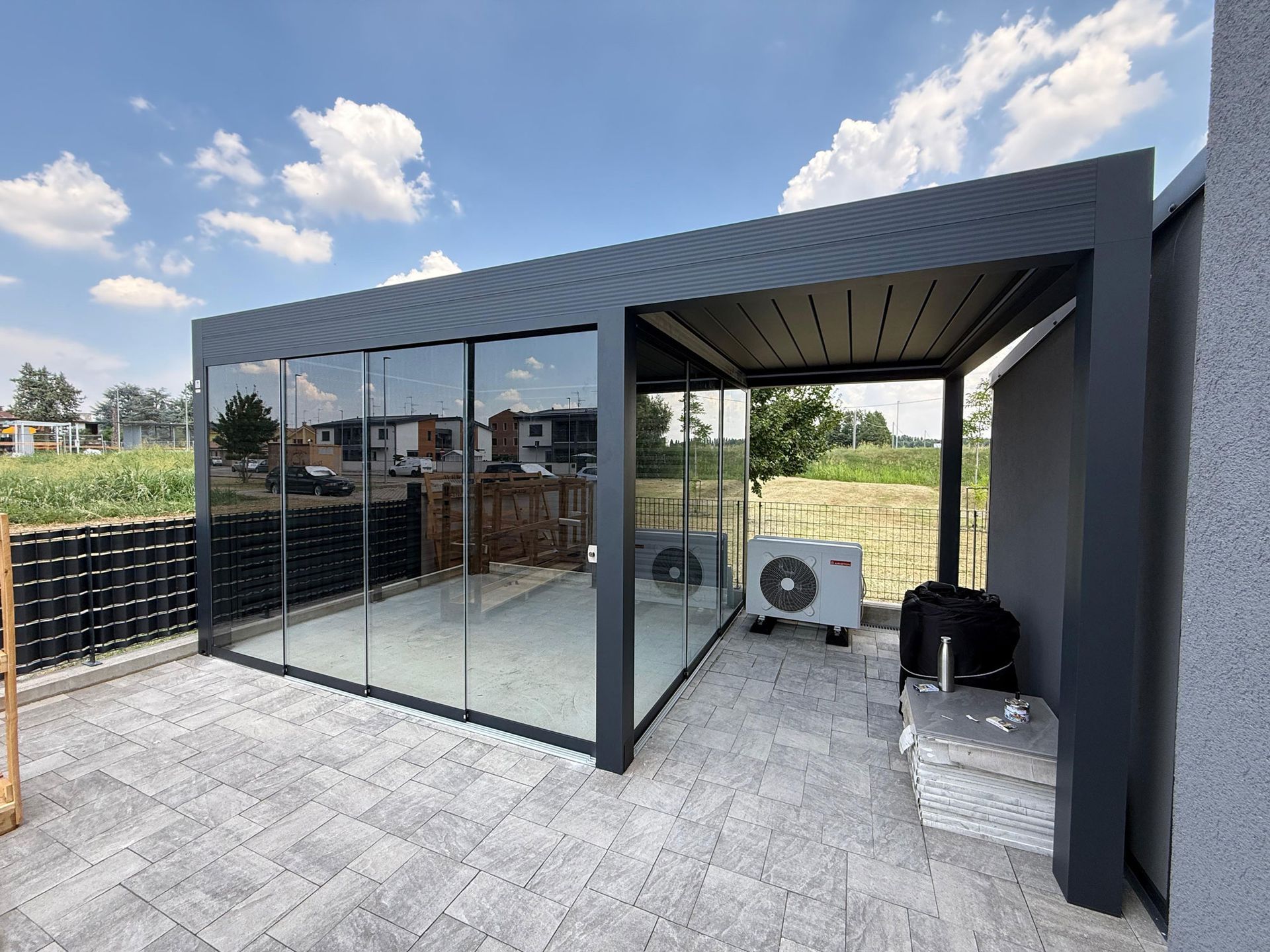 pergole bioclimatiche con chiusura in vetro Bologna