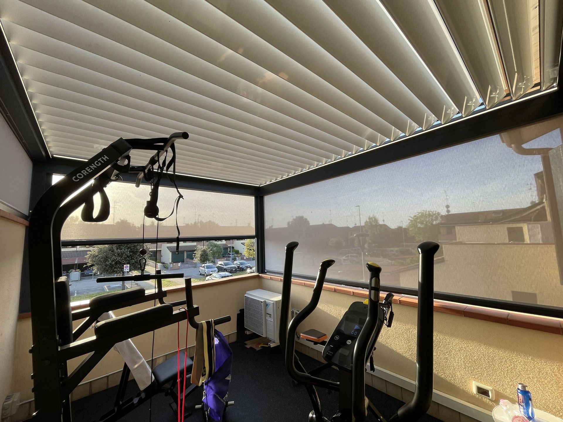 pergola bioclimatica con vetri a Bologna