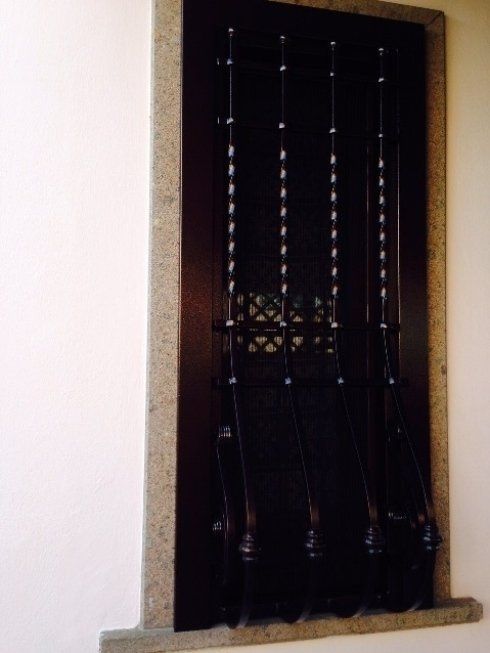finestra con grata di sicurezza