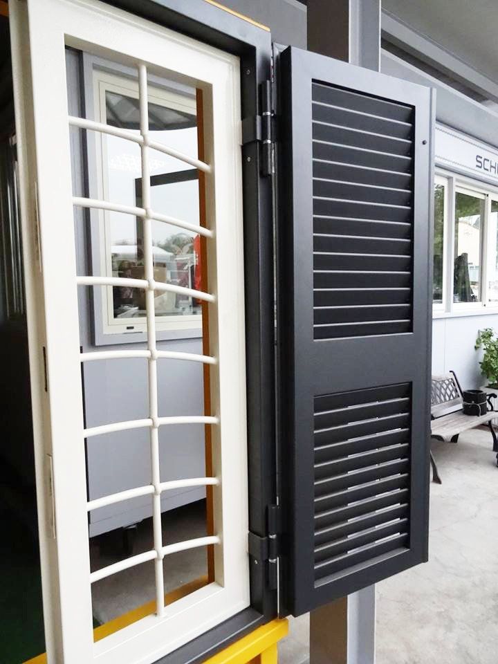 Grata in ferro con persiana