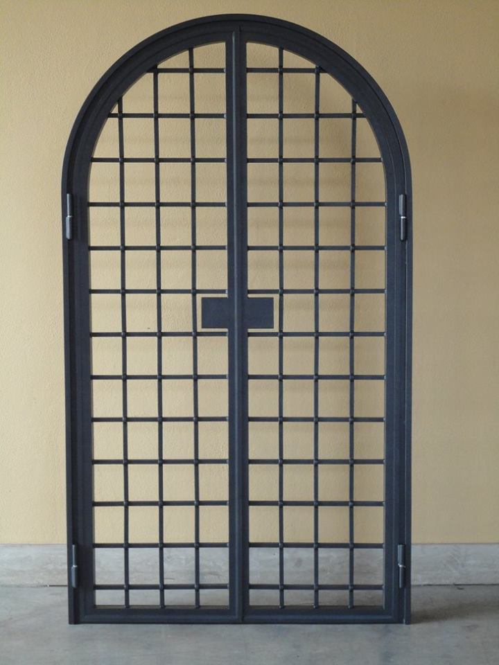 Grata in ferro porta ad arco
