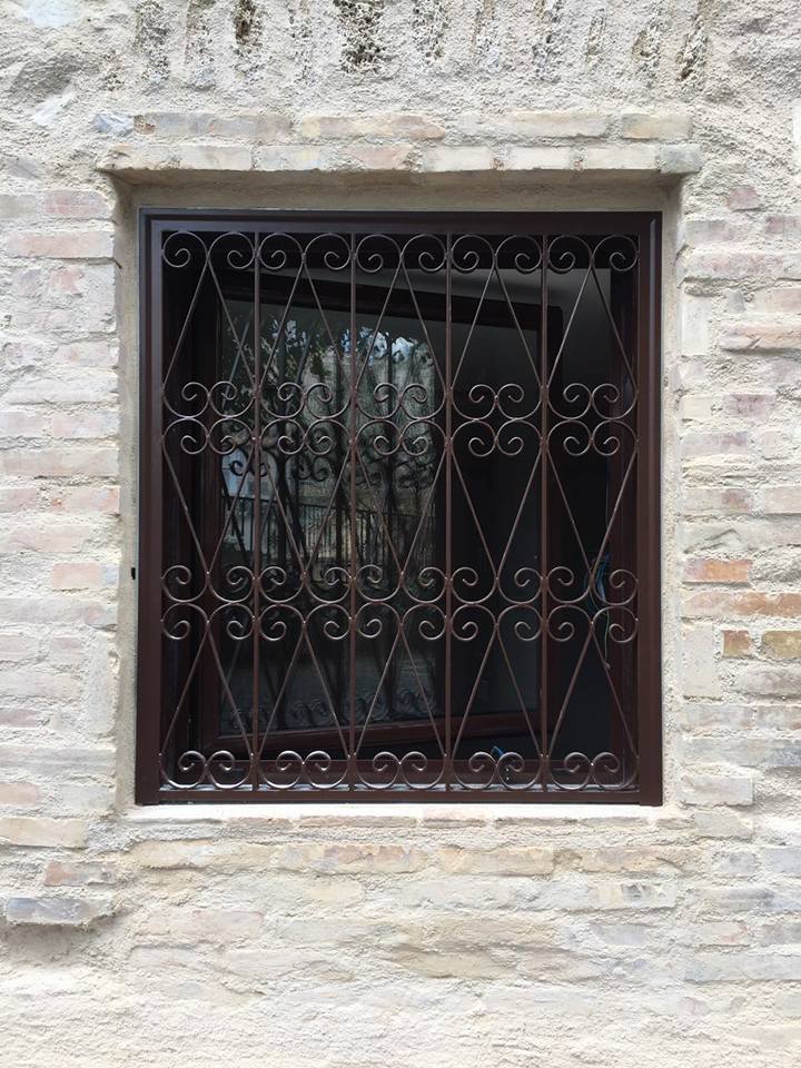 Grata in ferro con disegno per finestra