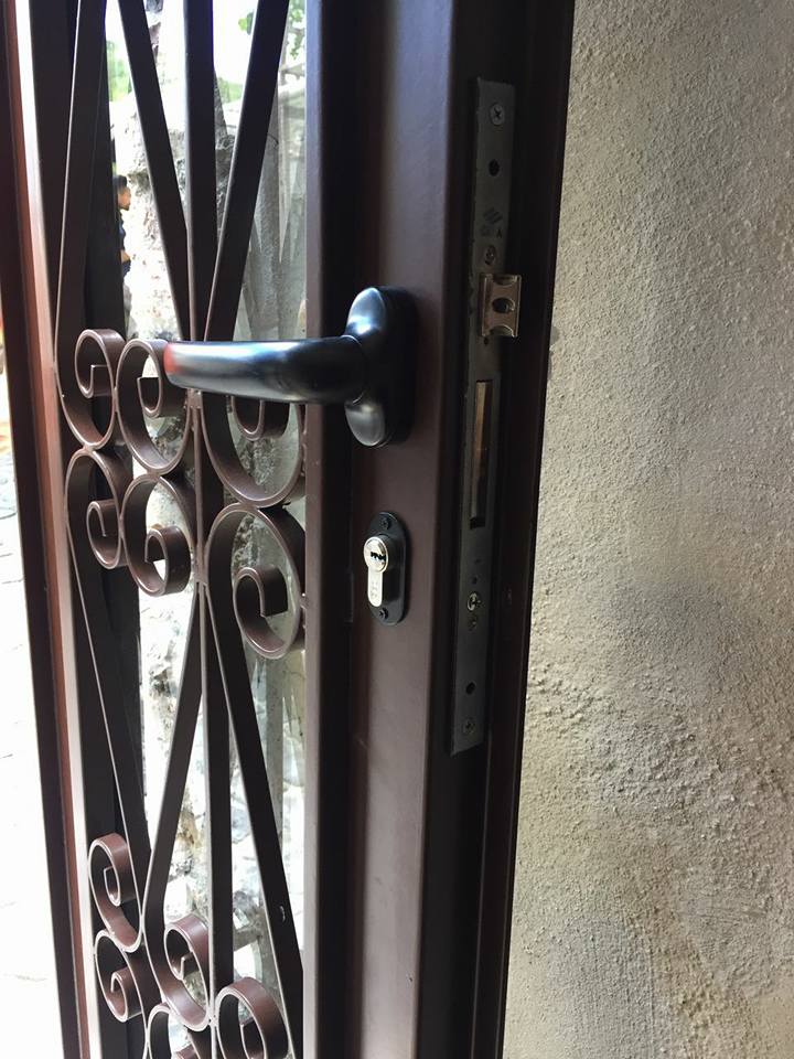 Grata in ferro con maniglia